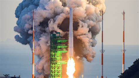G­ü­n­e­y­ ­K­o­r­e­ ­Y­e­r­l­i­ ­O­l­a­r­a­k­ ­G­e­l­i­ş­t­i­r­i­l­e­n­ ­İ­l­k­ ­U­z­a­y­ ­R­o­k­e­t­i­n­i­ ­F­ı­r­l­a­t­t­ı­